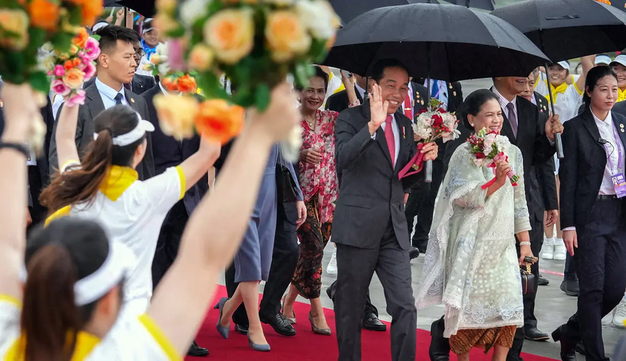Dari pihak China, Menteri Pendidikan China Huai Jinpeng, Duta Besar China untuk Indonesia Lu Kang beserta istri, dan Gubernur Provinsi Sichuan Huangqiang turut menyambut Presiden dan Ibu Negara. (Laily Rachev/Indonesian Presidential Palace via AP)