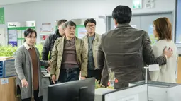 Dalam potongan gambar lainnya, Gong Seo Gu tampak menempatkan Lee Hong Jo pada posisi yang tepat. Penonton pasti bertanya-tanya misi apa yang harus diselesaikan Lee Hong Jo pada hari pertama bekerja di Balai Kota Onju. (JTBC via Soompi)
