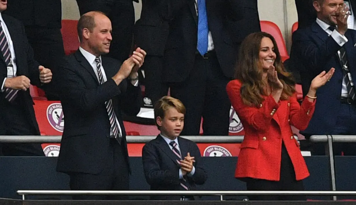 (Kiri ke Kanan) Pangeran William, Duke of Cambridge, Pangeran George dari Cambridge, dan Catherine, Duchess of Cambridge, merayakan gol Inggris ke gawang Jerman pada pertandingan babak 16 besar Euro 2020 di Stadion Wembley, London, Inggris, Selasa (29/6/2021). (Photo by JUSTIN TALLIS/POOL/AFP)