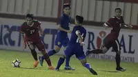 Gelandang Timnas Indonesia, Septian David Maulana, berusaha melewati pemain Thailand di Stadion PTIK, Jakarta, Kamis, (31/5/2018). (Bola.com/M Iqbal Ichsan)