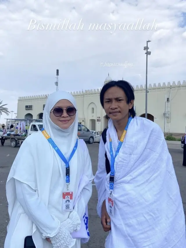7 Momen Fajar Sadboy Umrah Bareng Manajer, Disebut Semakin Populer