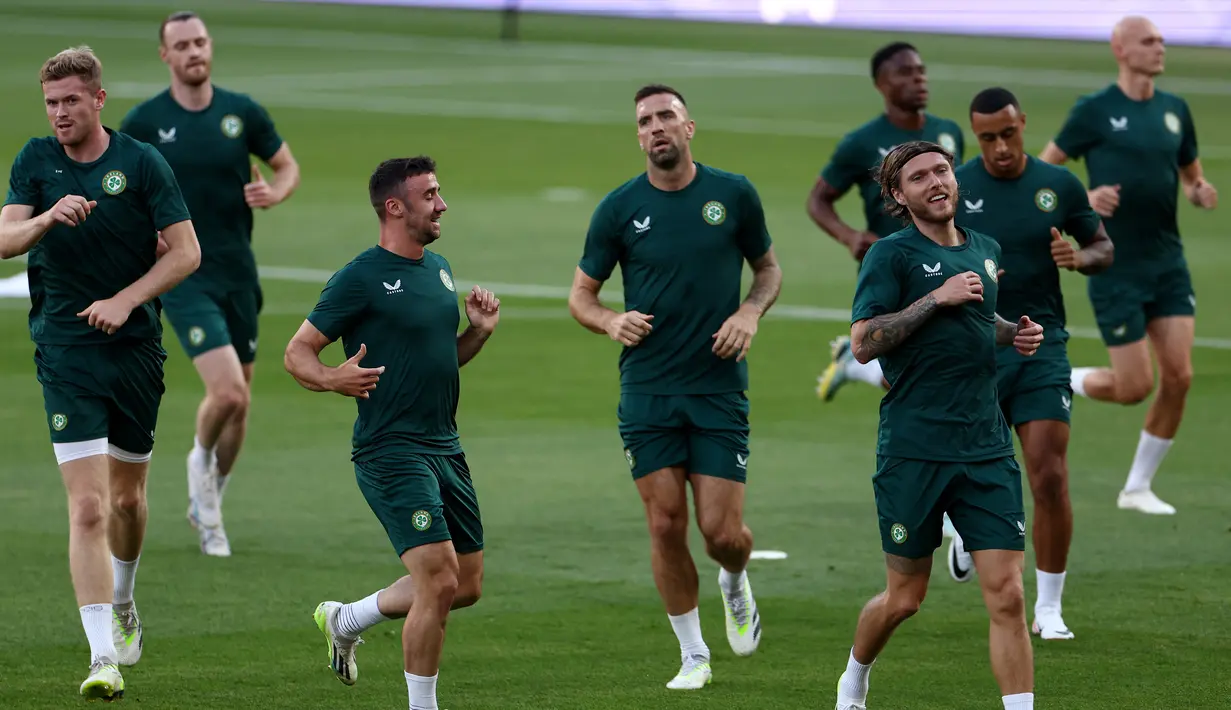 Para pemain Republik Irlandia mengambil bagian dalam sesi latihan menjelang kualifikasi Euro 2024 melawan Prancis, di stadion Parc des Princes, di Paris, Rabu (6/9/2023). (Photo by FRANCK FIFE / AFP)