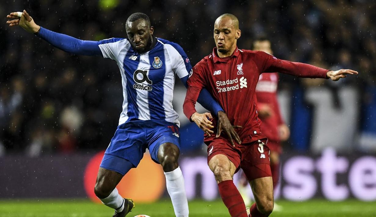 Duel antar Fabinho dan Moussa Marega pada leg kedua babak perempat final Liga Champions yang berlangsung di Stadion do Dragao, Porto, Kamis (17/4). Liverpool menang 4-1 atas Porto. (AFP/Paul Ellis)