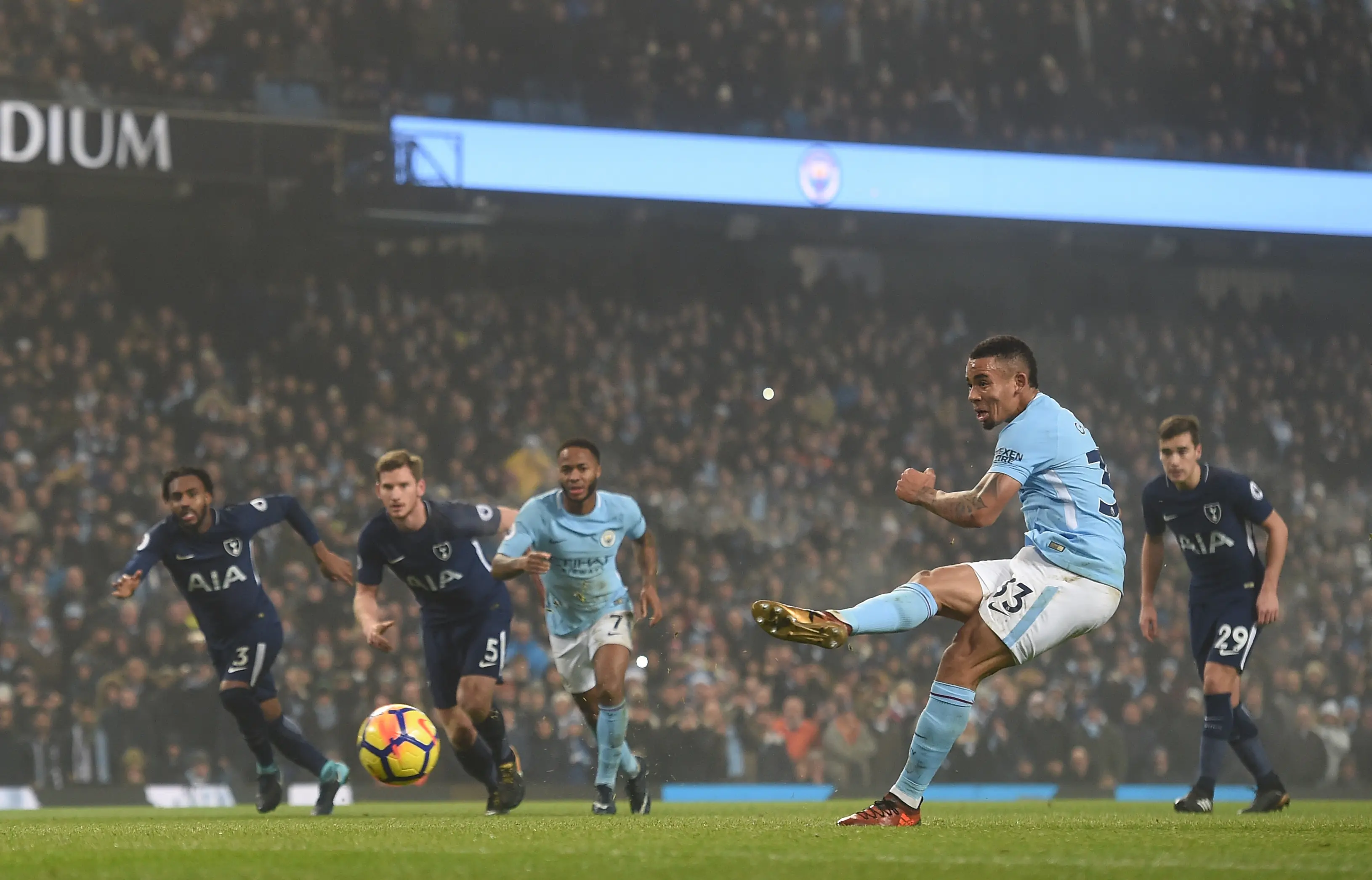 Eksekusi penalti Gabriel Jesus yang gagal membuahkan gol. (AFP/Paul Ellis)