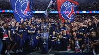 Para pemain Paris Saint-Germain merayakan kemenangan bersama rekan satu timnya dalam upacara penyerahan trofi sehari setelah Paris Saint-Germain (PSG) menjuarai Liga Champions UEFA, di Stadion Parc des Princes, Paris, Minggu, 1 Juni 2025. (Franck Fife, Pool via AP)