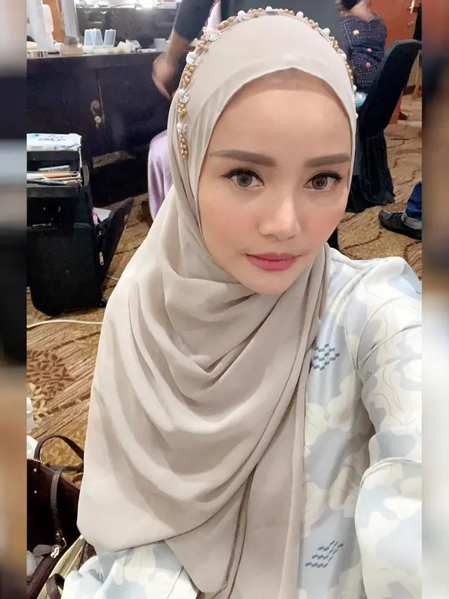 6 Potret Mawar AFI Tampil dengan Hijab yang Kini Kembali Hiasi Layar Kaca