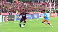 Pemain PSM, Bayu Gatra (kiri) saat laga melawan Perseru di Piala Indonesia 2018 di Stadion Andi Mattalatta Mattoangin, Makassar, Rabu (20/2/2019). (Bola.com/Abdi Satria)