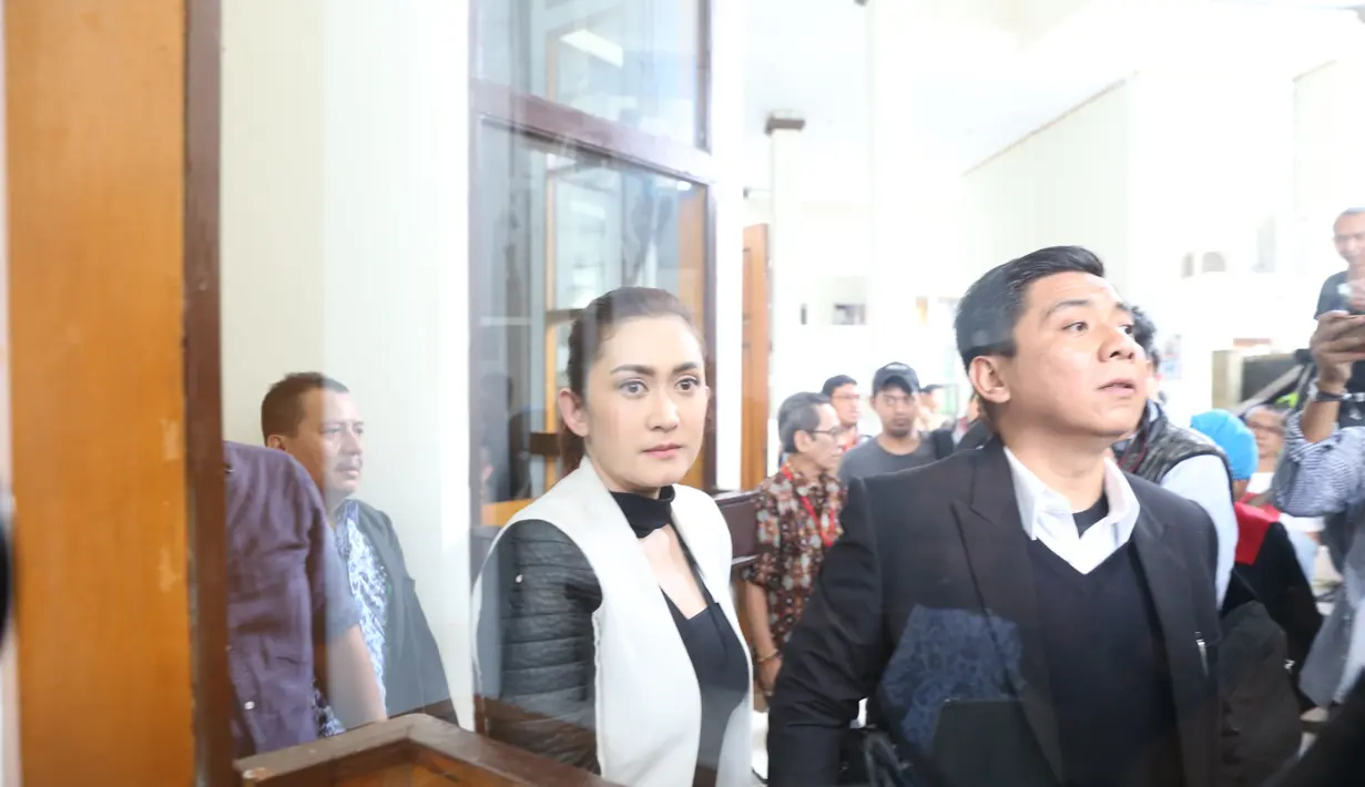 Sejak datang ke pengadilan dan memasuki ruang persidangan, Nafa yang tampil cantik dengan rambutnya yang diikat ekor kuda sudah memperlihatkan wajahnya yang sendu dan tak banyak melemparkan senyumnya. (Nurwahyunan/Bintang.com)