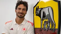 Mats Hummels saat diperkenalkan sebagai pemain AS Roma. (X/AS Roma)