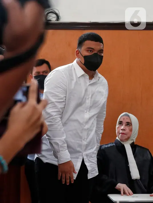 "Jadi kami tidak mau terpengaruh pemeriksaan ini khusus ke pasal pokok perkara. Sehingga tidak ada kebebasan, kami untuk mencari kebenaran materil di persidangan ini," kata tim hukum Shane. (Liputan6.com/Angga Yuniar)