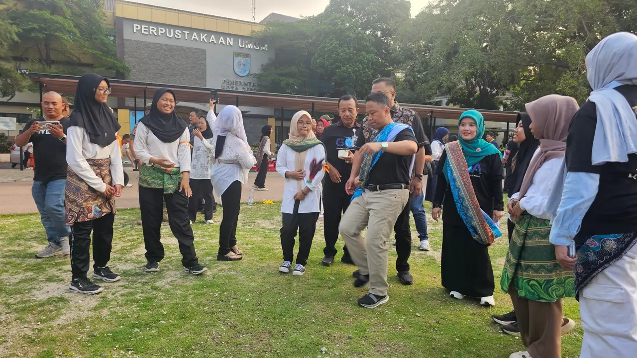 Wali Kota Depok Supian Bermain Permainan Tradisional