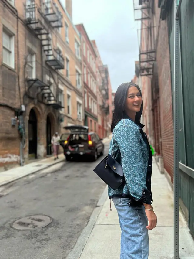 8 Potret Street Style Paula Verhoeven saat di Amerika, Curi Perhatian