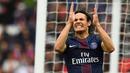 4. Edinson Cavani (PSG) - Bomber asal Uruguay ini musim lalu sukses meraih gelar top scorer Ligue 1 dengan 35 gol dalam 36 laga. Kemampuan sundulan dan tendangan dari eks Napoli ini akan membuat pertahanan lawan menjadi ketar-ketir. (AFP/Franck Fife)