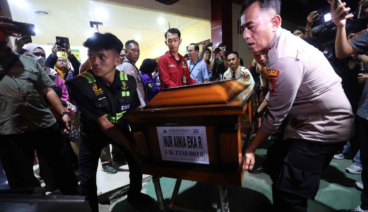 Petugas mengangkat peti jenazah salah satu korban kecelakaan kereta api, yang melibatkan KA Argo Bromo Anggrek dan KRL Commuter Line di Stasiun Bekasi Timur, usai diidentifikasi di Rumah Sakit Polri Kramat Jati, Jakarta Timur, Selasa (28/4/2026). (Kapanlagi.com/Budy Santoso)