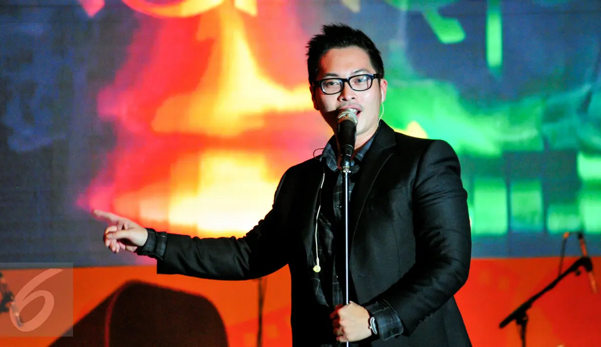 Penampilan vokalis Kerispatih, Fandi saat malam penganugerahan Police Movie Festival 2015 di Central Park, Jakarta, Sabtu (13/6). (Liputan6.com/Yoppy Renato)