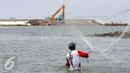 Nelayan menjala di Teluk Utara Jakarta, Rabu (16/3). 10 pulau buatan telah mengantongi izin reklamasi dan amdal, sementara tujuh pulau buatan lainnya masih dalam proses pengajuan amdal dan reklamasi. (Liputan6.com/Helmi Afandi)