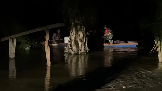 Distribusi logistik Pilkada Rohul hingga malam ke TPS di tengah bencana banjir.