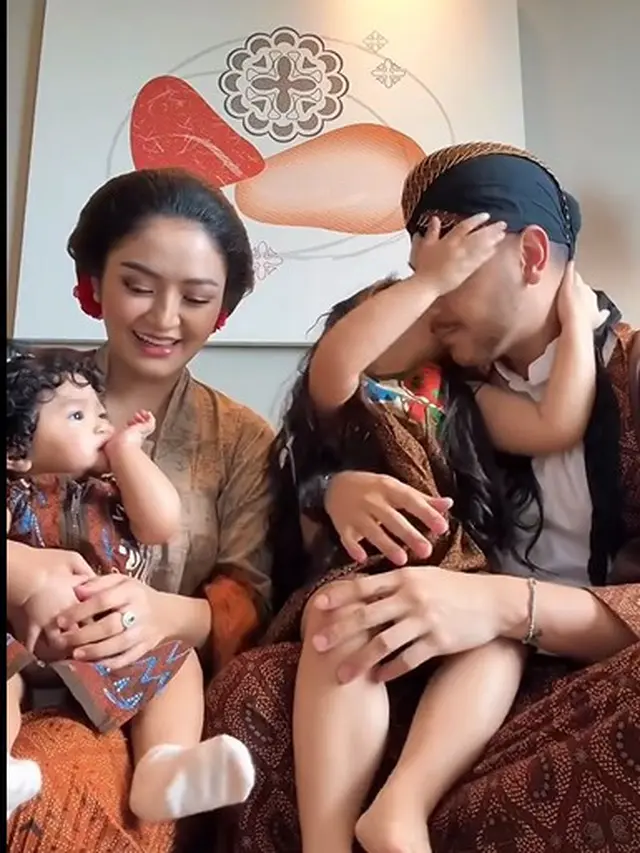 Model Baju Adat Jawa di Pemotretan Keluarga Siti Badriah (Instagram/@krissitifam)