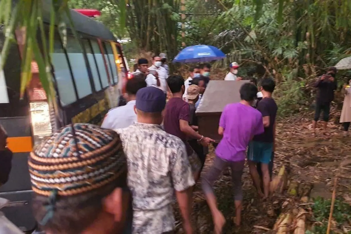 Jenazah pasangan suami istri yang melakukan aksi bom bunuh diri di Gereja Katedral Makassar telah dimakamkan pada Senin (29/3/2021) petang.