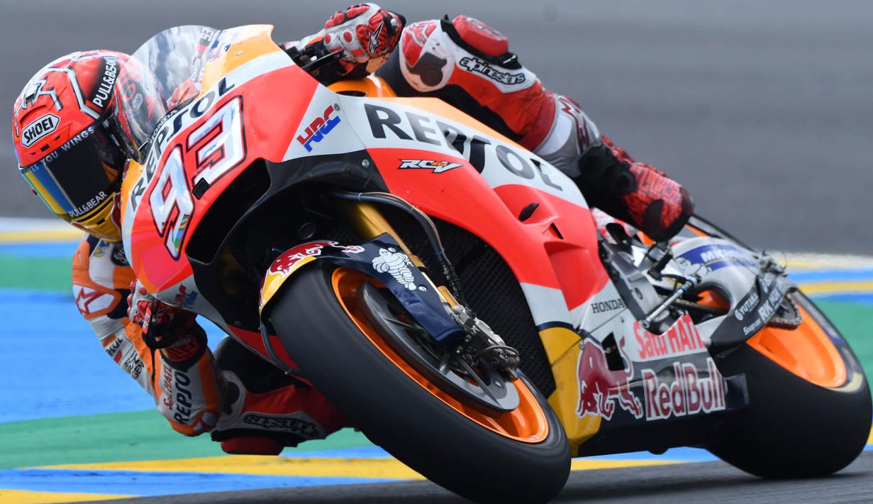 Juara dunia MotoGP musim lalu dari Honda Repsol, Marc Marquez, berada di peringkat kelima dengan catatan waktu 1 menit 32,493 detik pada kualifikasi MotoGP Prancis di Sirkuit Le Mans, Sarthe, Sabtu (20/5/2017). (AFP/Jean-Francois Monier)