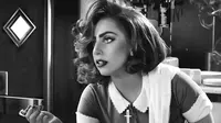 Kenakan Bikini, Lady Gaga Memancing Ikan di Bahamas 