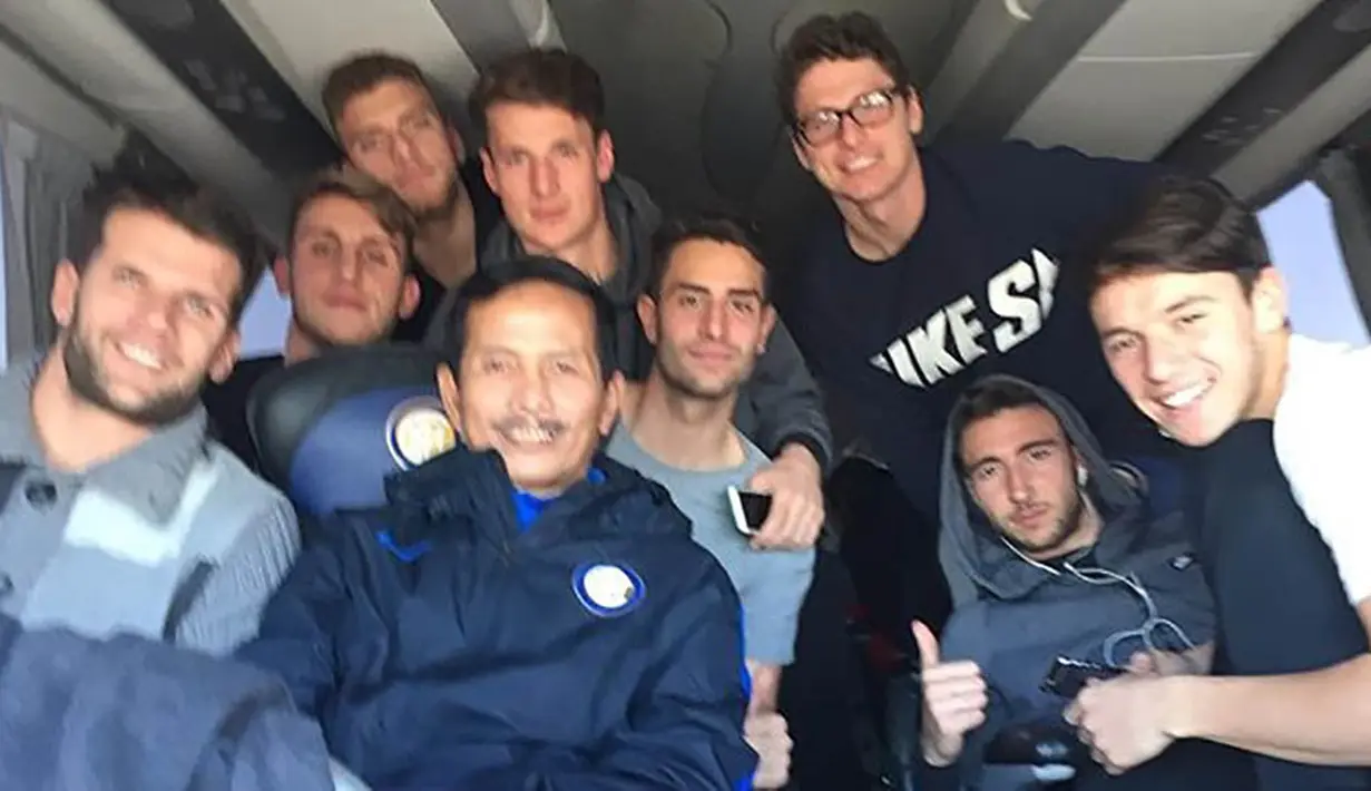 Mantan Pelatih Persib Bandung, Djadjang Nurdjaman, bersama anak asuhnya saat berada di dalam bus. Djanur merupakan pelatih Maung Bandung saat meraih gelar ISL 2014 dan Piala Presiden 2015. (Bola.com/Instagram)