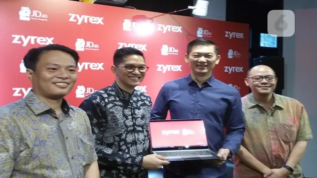 Pendiri Zyrex, Timothy Siddik (kemeja biru)