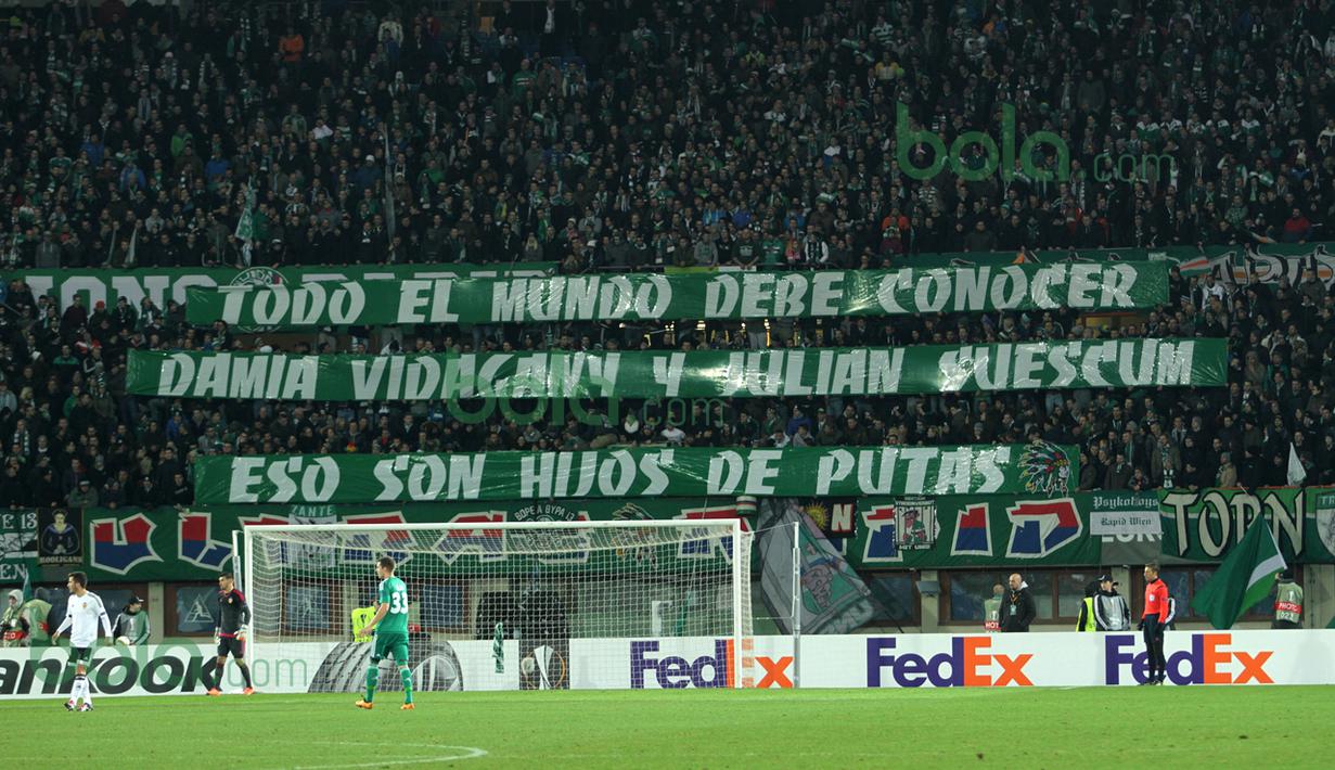 Atraksi spanduk bernada provokatif yang dilakukan fans Rapid Vienna terancam sanksi dari UEFA pada leg kedua babak 32 besar Liga Europa di Stadion Ernst Happel, Wina, Austria, Jumat (26/2/2016) dini hari WIB. (Bola.com/Reza Khomaini)
