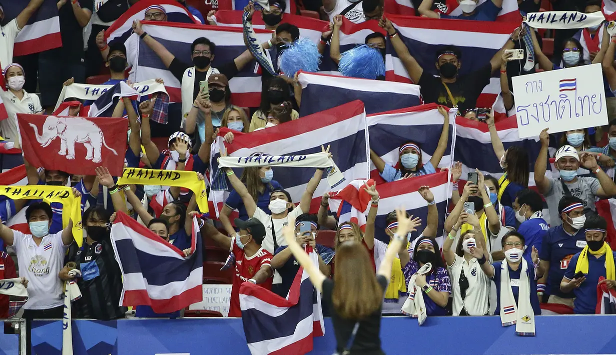Mengeluarkan bonus sebesar itu bukan hal yang sulit. Karena kekayaannya ditaksir mencapai belasan triliun rupiah. Dia juga tercatat sebagai 31 orang terkaya di Thailand. (AP/Suhaimi Abdullah)