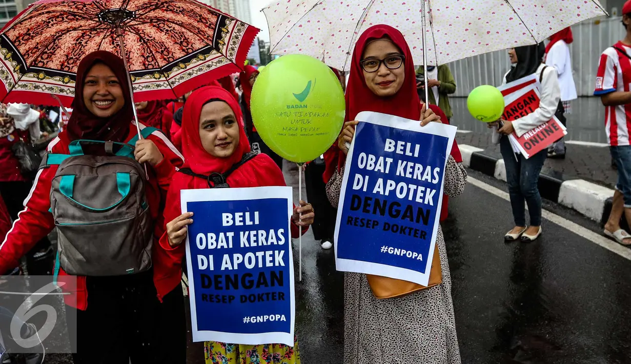 Peserta aksi membawa poster saat mengikuti kampanye Gerakan Peduli Obat dan Pangan Aman di kawasan Car Free Day Bundaran HI, Jakarta, Minggu (13/11). (Liputan6.com/Faizal Fanani)