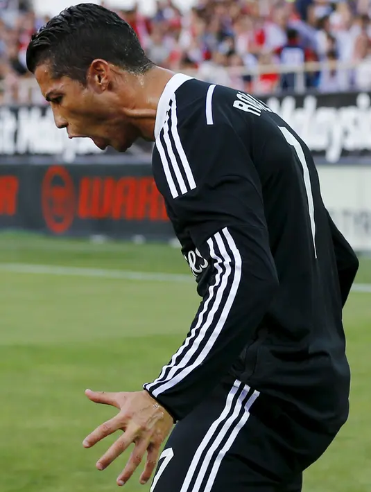 Ekspresi Gelandang Real Madrid,  Cristiano Ronaldo usai mencetak gol ke gawang Sevilla saat Laga Liga Spanyol di Estadio Ramon Sanchez Pizjuan, (2/5/2015). Real Madrid menang 3-2 atas Sevilla. (REUTERS/Marcelo del Pozo)