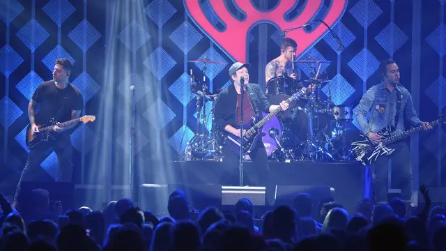 [Bintang] Fall Out Boy