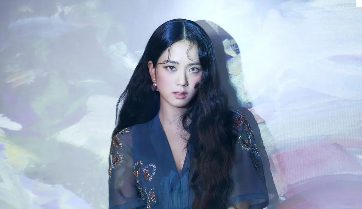 Menemani Bae Suzy, Kim Jisoo didapuk menjadi Global Ambassador untuk Dior Fashion dan Dior Beauty. Jisoo resmi bergabung dengan Dior pada Maret 2021. Direktur Kreatif Dior, Maria Grazia Chiuri bahkan terinspirasi dari Jisoo saat merancang Fall 2021 Dior. (instagram/sooyaaa__)