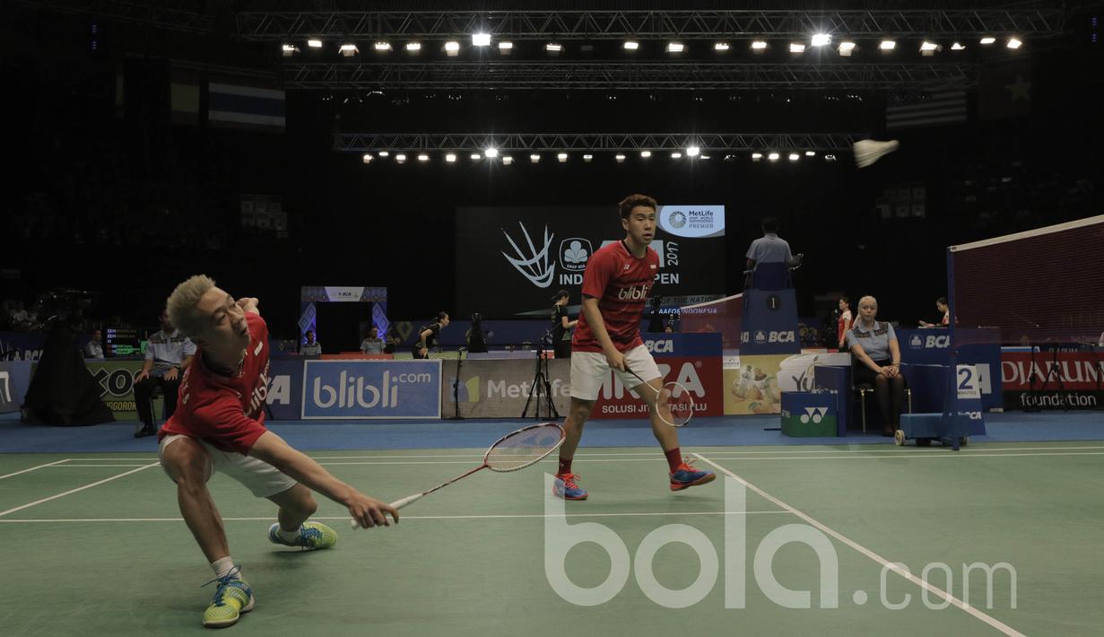 Pasangan Kevin Sanjaya Sukamuljo/Marcus Fernaldi Gideon, berhadapan dengan pasangan Denmark, Kim Astrup/Anders Skaarup Rasmussen di Indonesia Open 2017 di JCC, Rabu (14/6/2017). Indonesia kalah 16-21, 16-21. (Bola.com/M Iqbal Ichsan)