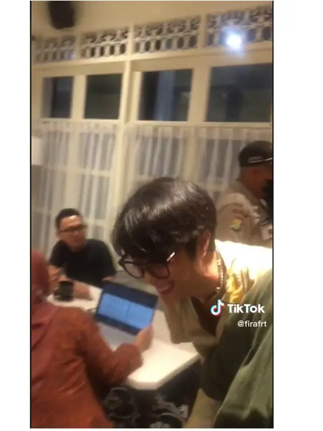 6 Potret Dikta Jalan Kesakitan Usai Manggung, Ramai Diduga Alami Pelecehan Seksual