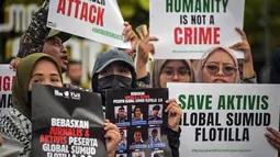 Para aktivis menggelar unjuk rasa menentang pencegatan kapal-kapal yang berpartisipasi dalam armada Global Sumud Flotilla (GSF), sebuah misi bantuan kemanusiaan ke Gaza melalui jalur laut, di Surabaya, Jawa Timur pada Kamis 21 Mei 2026. (JUNI KRISWANTO/AFP)