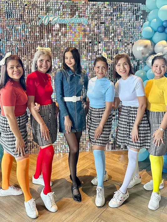 Lisa terlihat mengenakan dress denim dari Reformation yang dipadukan dengan leather ballerina shoes dari Miu Miu. [@chitthipbruschweiler]