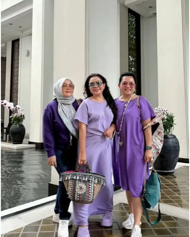 Tampil cantik awet muda di usia 54 tahun, begini 6 potret kompak Mayangsari dan saudara perempuannya