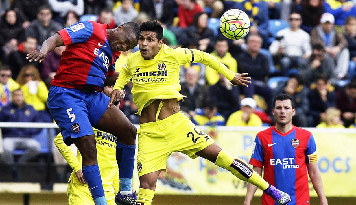 2. Gelandang Villarreal, Matias Nahuel, duel udara dengan pemain Levante, Simao Junior, pada laga La Liga Spanyol di Stadion Madrigal, Minggu (28/2/2016). Villarreal menang 3-0 atas Levante. (EPA/Domenech Castello)