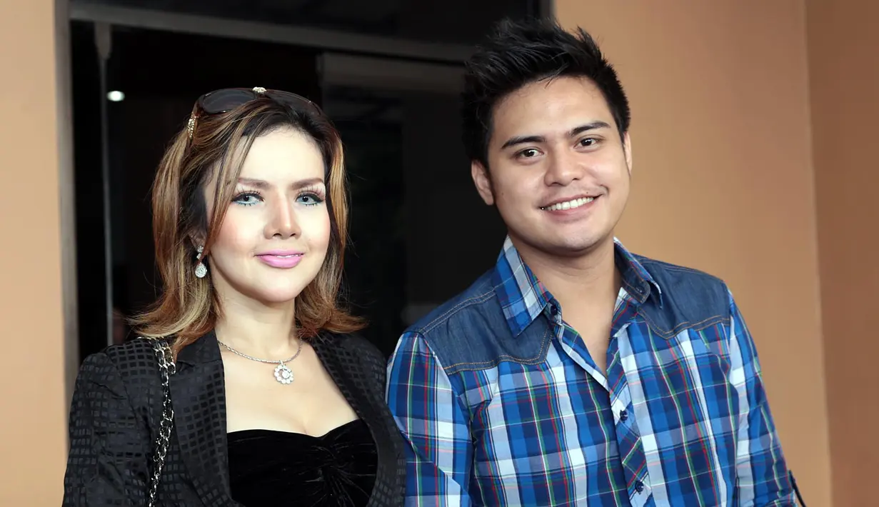 "Secara hukum sih memang belum. Sementara belum yang penting kan keluarga dulu. Pernikahan itu intinya apa sih,yang penting kan sakral di mata Allah. Kalau dihukum kan, kalau memang diperlukan nanti bisa nyusul," ujar Kumalasari.(Deki Prayoga/Bintang.com)