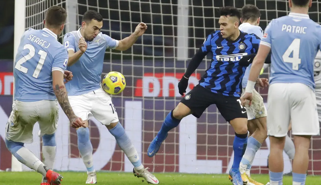 Pemain Lazio Gonzalo Escalante (kedua kiri) mencetak gol ke gawang Inter Milan pada pertandingan Liga Italia di Stadion San Siro, Milan, Italia, Minggu (14/2/2021). Inter Milan akhirnya menggusur AC Milan dari puncak klasemen Liga Italia usai mengalahkan Lazio 3-1. (AP Photo/Luca Bruno)