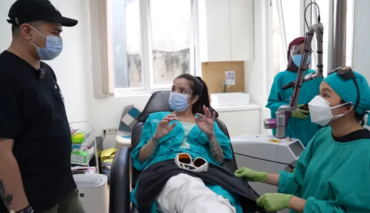 Sheila Marcia (Youtube/Sheila Marcia & AwesomeFam)