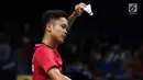 Tunggal Putra Indonesia, Anthony Sinisuka Ginting mengelap keringat saat laga melawan  Prannoy H. S (India) di putaran pertama Indonesia Open 2017, Jakarta, Rabu (14/6). Anthony kalah 13-21, 18-21. (Liputan6.com/Helmi Fithriansyah)