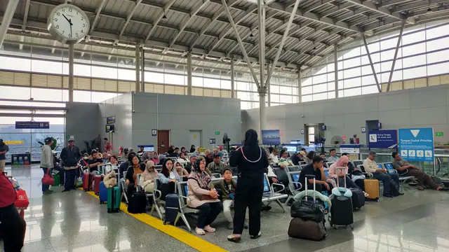 Kereta Jarak Jauh di Stasiun Jatinegara