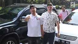 Seniman, Dhani Ahmad Prasetyo (kiri) jelang membuat pelaporan tentang dugaan persekusi di Bareskrim Mabes Polri Gedung KKP, Jakarta, Jumat (19/10). Dhani Ahmad merasa mendapat perlakuan persekusi saat berada di Surabaya. (Liputan6.com/Helmi Fithriansyah)
