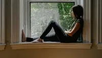 7 Karakter Orang yang Selalu Memilih Duduk Dekat Jendela, Suka Ruang Personal