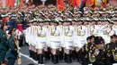 Kadet wanita Rusia berbaris saat mengikuti latihan parade militer Hari Kemenangan di Lapangan Merah di Moskow, Rusia, (7/5). Parade militer ini untuk merayakan 72 tahun kemenangan Rusia di Perang Duni II. (AP Photo/Ivan Sekretarev)