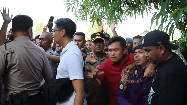 Pimpinan Ponpes yang Merudapaksa Tiga Santriwatinya, KH (batik ungu), Saat Ditangkap Personel Polres Serang. (Senin, 02/12/2024). (Polres Serang).