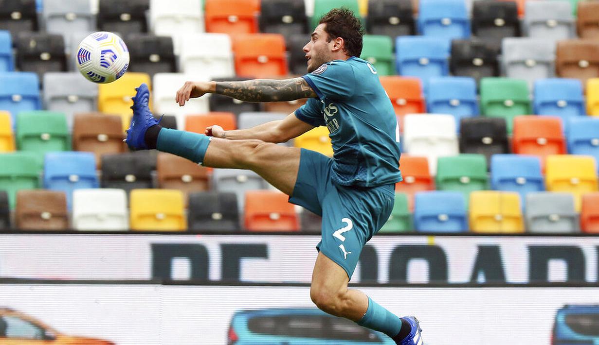 Pemain AC Milan, Davide Calabria, mengontrol bola saat melawan Udinese pada laga Liga Italia di Stadion Friuli, Minggu (1/11/2020). AC Milan menang dengan skor 2-1. (Andrea Bressanutti/LaPresse via AP)