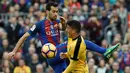 Gelandang Barcelona, Sergio Busquets, berebut bola dengan gelandang Malaga, Pablo Fornals, dalam lanjutan La Liga di Camp Nou, Barcelona, Sabtu (19/11/2016). (AFP/Lluis Gene)
